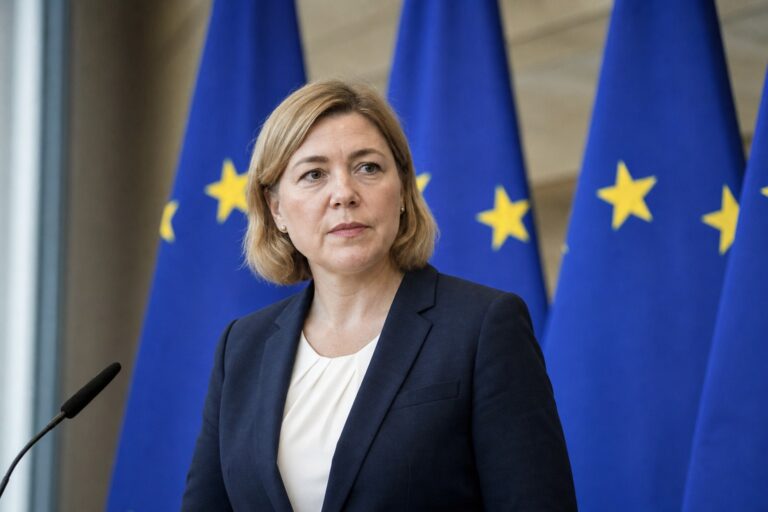 Portada editorial sobre la decision de Bruselas que obliga a Google a abrir Android a asistentes de IA rivales y compartir datos anonimizados de Search.