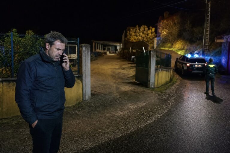 Portada editorial sobre el caso de extorsion con voz clonada por IA tras el robo de una maquina en Ourense
