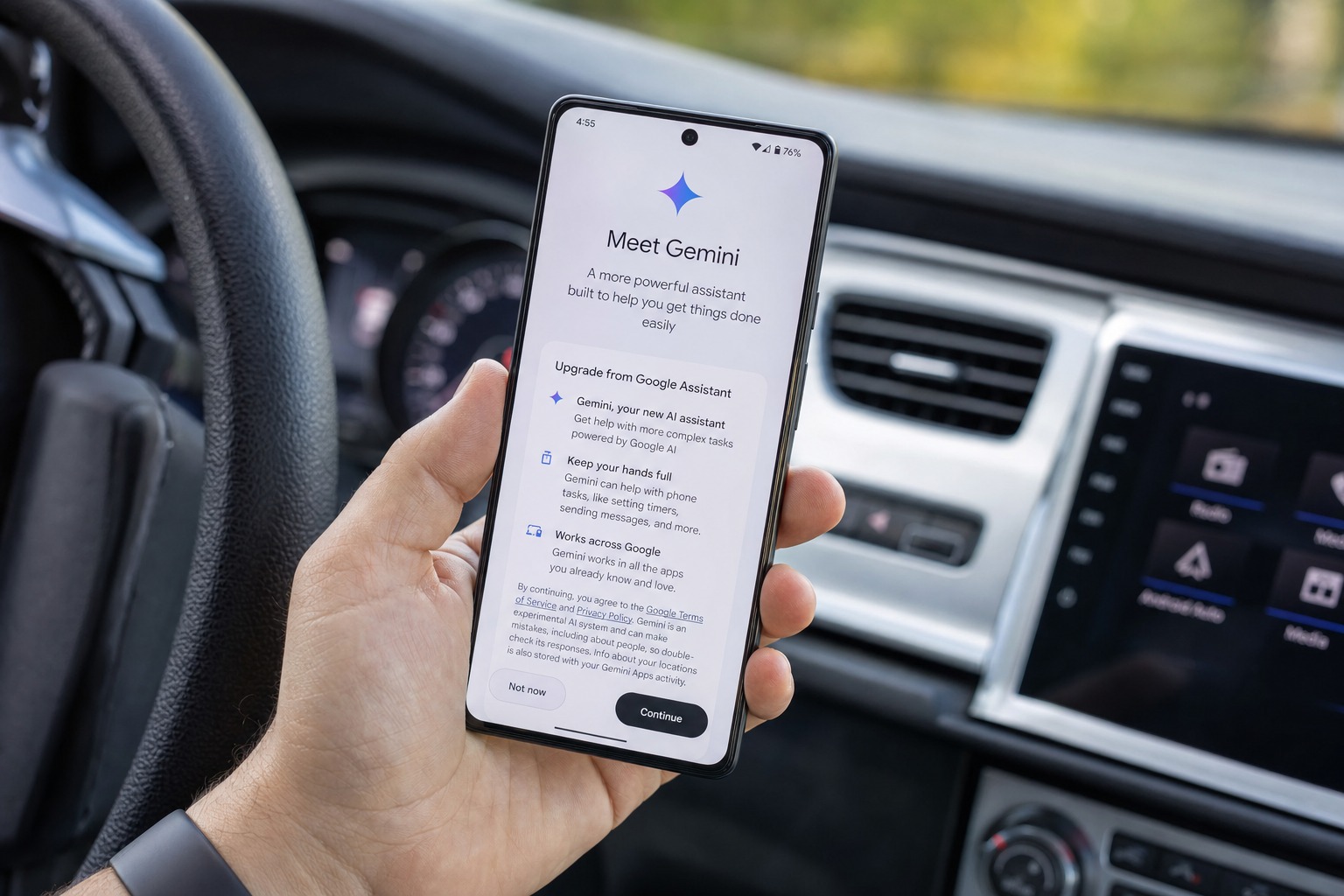 Un telefono Android muestra la transicion de Google Assistant a Gemini como nuevo asistente principal