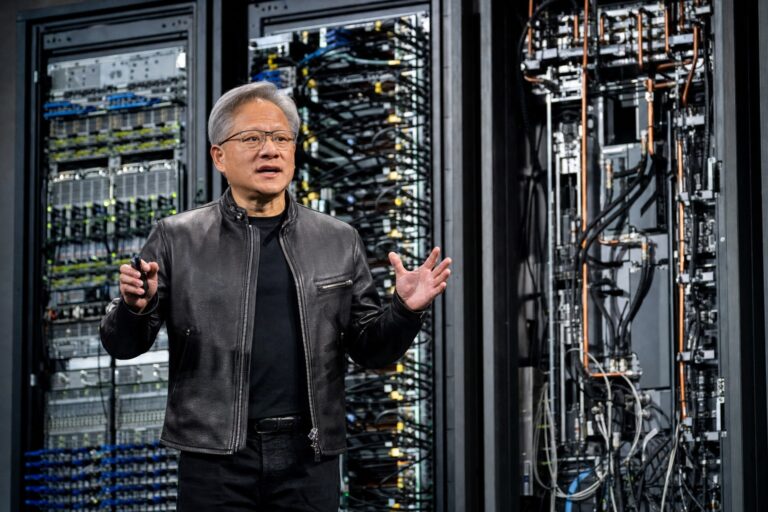 Jensen Huang frente a servidores de inteligencia artificial en una escena editorial que ilustra el encarecimiento de la infraestructura de Nvidia.