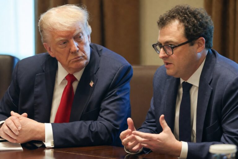 Donald Trump y Dario Amodei en una escena editorial sobre el debate de seguridad de la inteligencia artificial