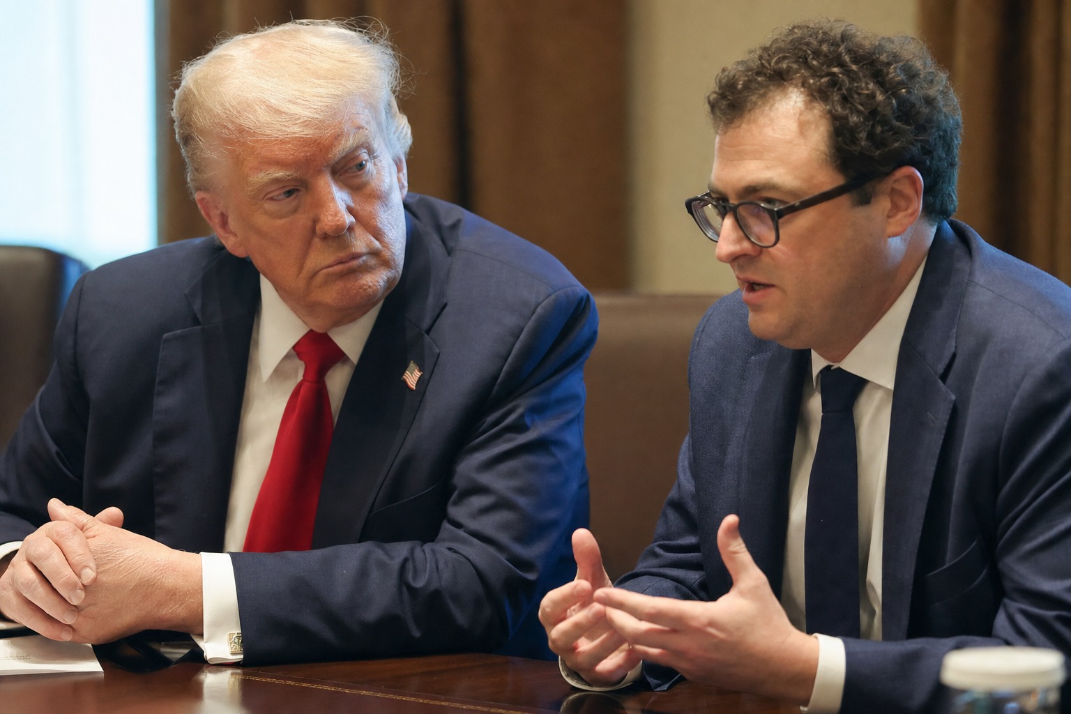 Donald Trump y Dario Amodei en una escena editorial sobre el debate de seguridad de la inteligencia artificial