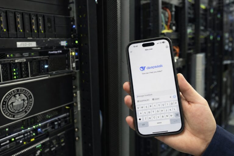 Aplicación DeepSeek en un teléfono frente a servidores federales