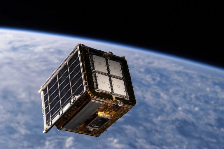 Satélite prototipo de Google Project Suncatcher con chips TPU en órbita terrestre baja