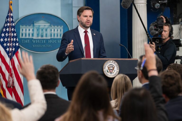 JD Vance anuncia en la Casa Blanca la suspension PERM para Microsoft, Adobe y firmas tecnologicas