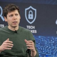 Sam Altman y el debate sobre quien debe frenar la IA de frontera