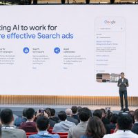 Ejecutivo de Google presenta en un escenario las nuevas herramientas publicitarias con IA para Search y AI Max